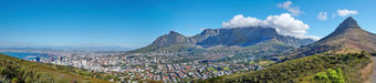 全景景观表格山周围城市小镇风景优美的路旅行角小镇南非洲山路俯瞰城市多云的蓝色的天空夏天