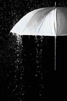 白色伞雨滴黑色的背景