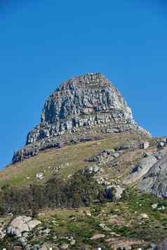 狮子头山蓝色的天空复制空间美丽的视图岩石山峰覆盖很多郁郁葱葱的绿色植被受欢迎的旅游目的地角小镇南非洲