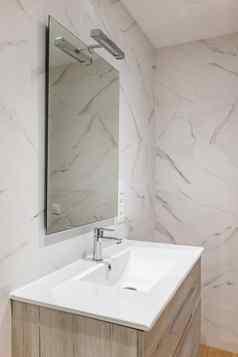 简单的现代浴室大理石瓷砖水槽镜子