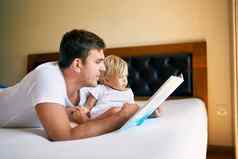 爸爸阅读书女儿床上卧室