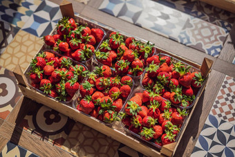木盒子完整的新鲜的<strong>有机草莓</strong>白色背景前视图