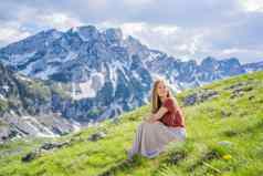 女人旅游山湖景观Durmitor山黑山共和国美丽的Durmitor国家公园湖冰川反映山