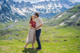 夫妇游客男人。女人山湖景观Durmitor山黑山共和国美丽的Durmitor国家公园湖冰川反映山