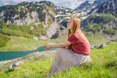 女人旅游山湖景观Durmitor山黑山共和国美丽的Durmitor国家公园湖冰川反映山