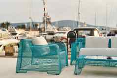 柳条蓝色的椅子沙发表格夏天户外家具海滨