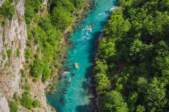 著名的漂流皮划艇的地方活跃的皮划艇运动员色彩斑斓的生活夹克划锻炼漂流绿松石河黑山共和国自然景观山河塔拉