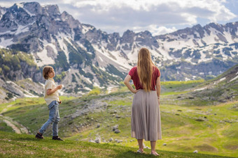 家庭游客妈妈儿子山湖景观Durmitor山黑山共和国美丽的Durmitor国家公园湖冰川反映山