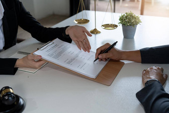法律法律顾问礼物客户端签署合同槌子法律法律正义律师概念