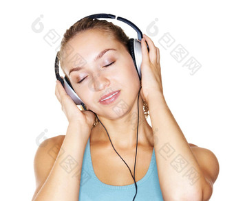 美丽的年轻的女听<strong>音乐耳机</strong>可爱的年轻的女享受<strong>音乐耳机</strong>孤立的白色
