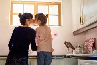 分享感人的时刻做家务妈妈。女儿成键菜首页