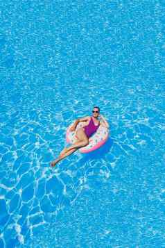 苗条的女人太阳镜池充气游泳环明亮的泳衣夏天照片游泳摄影夏天女人照片海滩时尚
