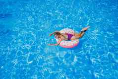 苗条的女人太阳镜池充气游泳环明亮的泳衣夏天照片游泳摄影夏天女人照片海滩时尚