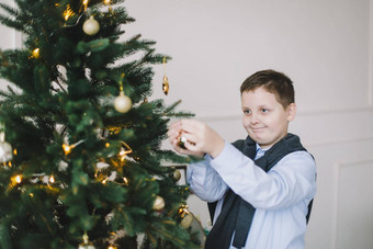 微笑高加索人孩子男孩装修圣诞节树首页室内节日大气