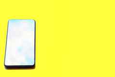 移动电话智能手机多云的天空屏幕孤立的黄色的背景