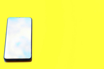 移动电话智能<strong>手机</strong>多云的天空屏幕孤立的黄色的背景