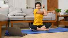 亚洲女人伸展运动手臂看在线教程移动PC健身锻炼公寓