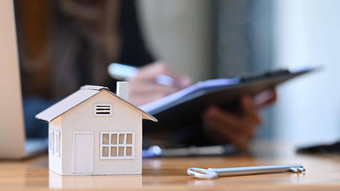 关闭木房子模型关键表格抵押贷款真正的房地产投资概念