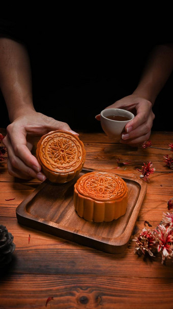 手持有传统的月饼杯茶中期秋天节日中国人传统的节日
