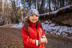 快乐的微笑快乐学前教育岁的女孩红色的夹克深秋天森林