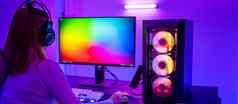亚洲专业玩家玩在线视频游戏桌面电脑色彩斑斓的霓虹灯领导灯