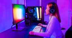 亚洲专业玩家玩在线视频游戏桌面电脑色彩斑斓的霓虹灯领导灯