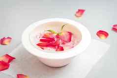 碗水粉红色的玫瑰花瓣