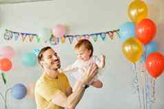 孩子生日家庭女儿婴儿庆祝活动女孩快乐聚会，派对父亲蛋糕父婴儿