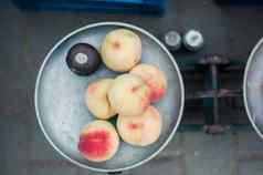 甜蜜的成熟的桃子古董尺度市场