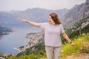 女人旅游<strong>享</strong>受视图肮脏的黑山共和国湾肮脏的海湾肮脏的博<strong>卡</strong>科托尔斯<strong>卡</strong>围墙城市旅行黑山共和国概念防御工事肮脏的联合国教科文组织世界遗产