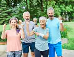 户外高级健身女人男人。生活方式活跃的体育运动锻炼健康的适合退休