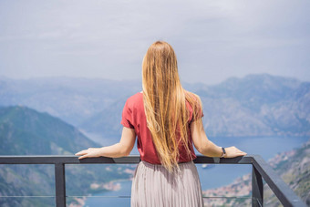 女人旅游享受视图肮脏的黑山共和国湾肮脏的海湾肮脏的博卡科托尔斯卡围墙城市旅行黑山共和国概念防御工事肮脏的联合国教科文组织世界遗产