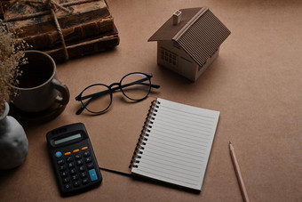 小房子模型计算器眼镜木表格抵押贷款真正的房地产投资概念
