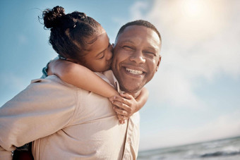微笑混合比赛单父亲携带女儿肩扛Copyspace可爱的快乐拉美裔女孩成键父接吻脸颊海滩男人。孩子享受免费的时间