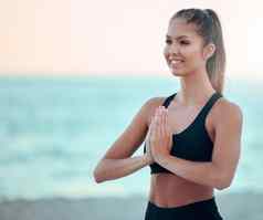 美丽的女人冥想练习瑜伽锻炼海滩年轻的Zen女运动员工作发现和平平衡健康的集中健身生活方式