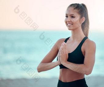 美丽的女人冥想练习瑜伽锻炼海滩年轻的Zen女运动员工作发现和平平衡健康的集中健身生活方式
