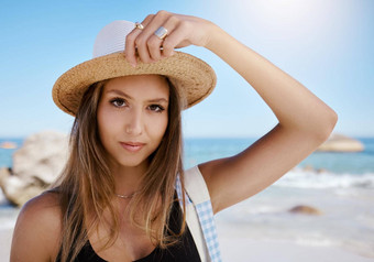 美丽的年轻的高加索人女人放松海滩享受夏天假期假期在户外夏天采取时间支出一天
