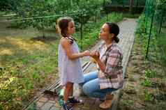 爱的妈妈。可爱的女儿享受园艺种植有爱心的幼苗生态农场