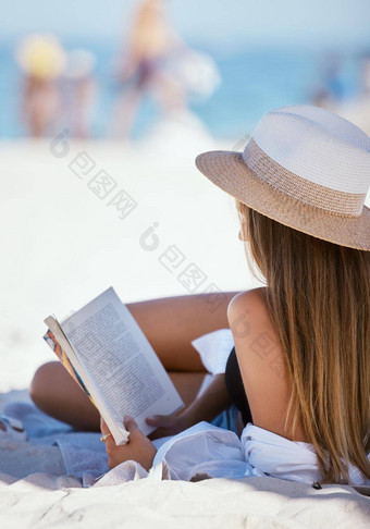 美丽的年轻的高加索人女人放松海滩享受<strong>夏天</strong>假期假期在<strong>户外夏天</strong>采取时间阅读沙子