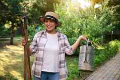 女农场工人园艺工具手享受园艺美丽的阳光明媚的夏天一天农业经济