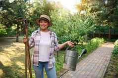 启发女人园艺家浇水如何开膛手手享受园艺有机农场春天一天