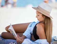 美丽的年轻的高加索人女人放松海滩享受夏天假期假期在户外夏天采取时间阅读沙子