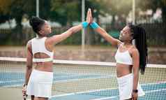 快乐朋友高网球法院专业网球球员激励匹配非洲美国女孩成键庆祝支持