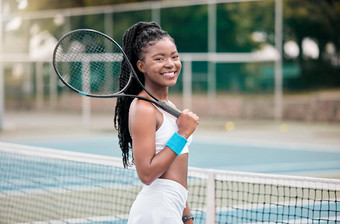 非洲美国女人持有网球球拍法院年轻的女孩准备好了网球<strong>匹配</strong>微笑女人站网球俱乐部准备好了<strong>匹配</strong>
