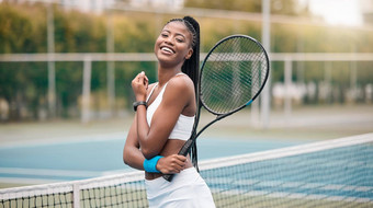 年轻的女孩持有网球球拍法院肖像快乐球员准备好了网球实践非洲美国女人站网网球法院