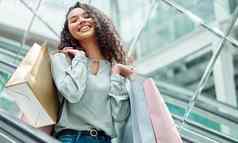 肖像美丽的混合比赛女人站自动扶梯购物购物中心年轻的拉美裔女人携带袋支出钱销售好零售治疗