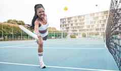 强大的网球球员打球匹配年轻的女孩使面部表达式游戏网球愤怒的网球球员竞争有趣的网球实践健康的女人玩网球