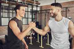 快乐的运动员问候适合健美运动员合作培训强大的运动员健身房自信锻炼合作伙伴使交易健身房