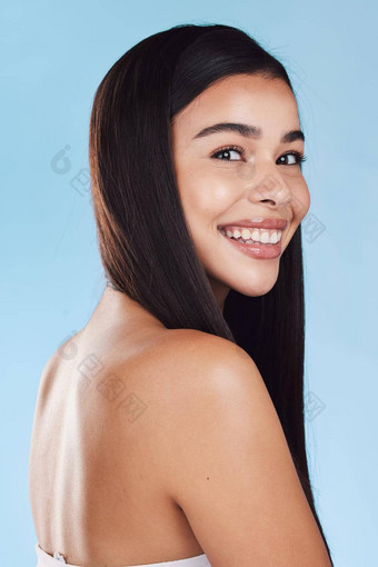 肖像美丽的年轻的拉美裔女人健康的皮肤光滑的长头发微笑蓝色的工作室背景快乐混合比赛模型完美的肤色自然美