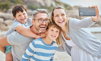 快乐高加索人父母孩子们采取自拍放松有趣的家庭夏天假期海滩爱的父母捕捉照片图片特殊的童年记忆成键无忧无虑的微笑儿子